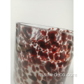 Leopard melihat pemegang lilin silinder